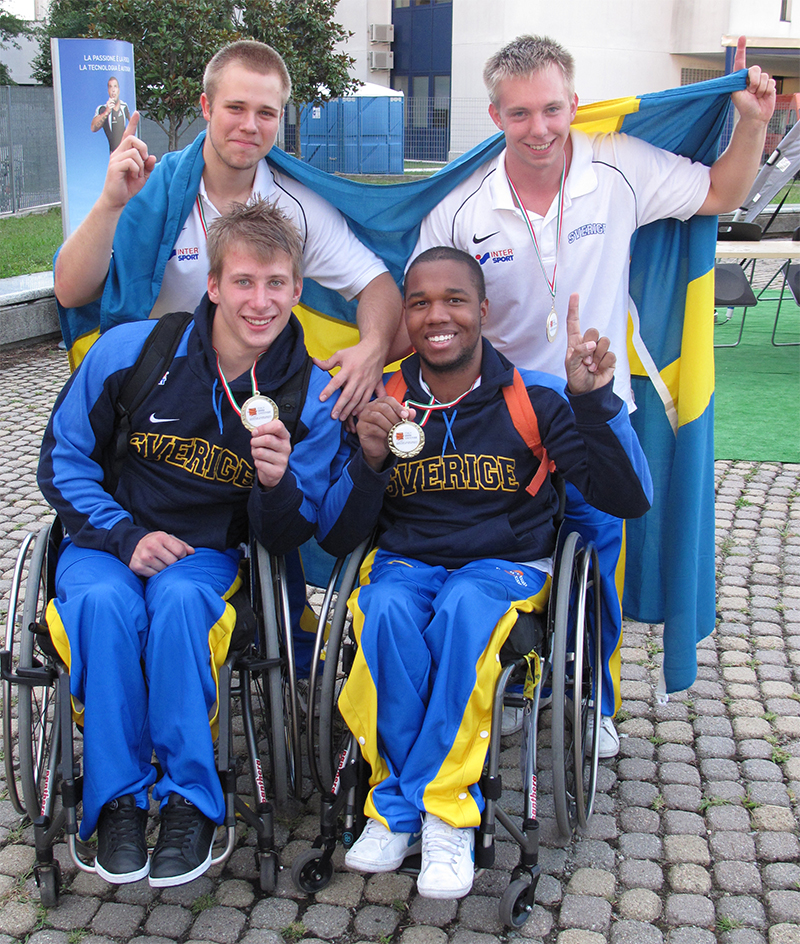 Fyra personer som visar glädje över att ha vunnit EM-guld